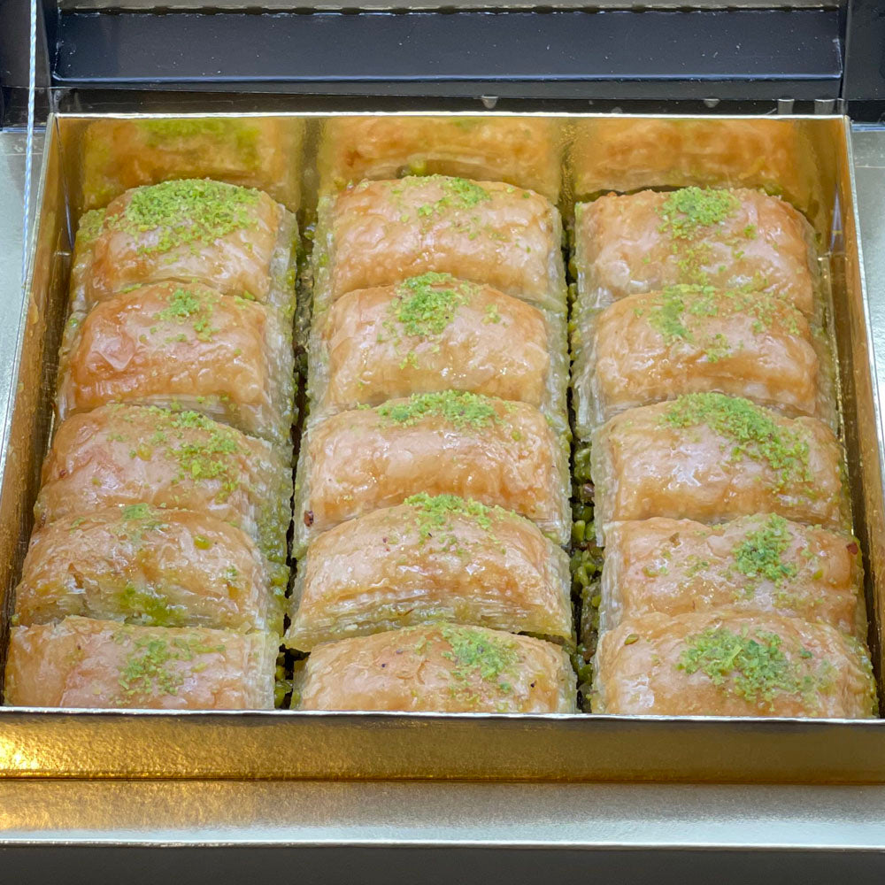 https://lokumsb.com/cdn/shop/products/baklava-pistachio-smallbox-2@2x.jpg?v=1637287006